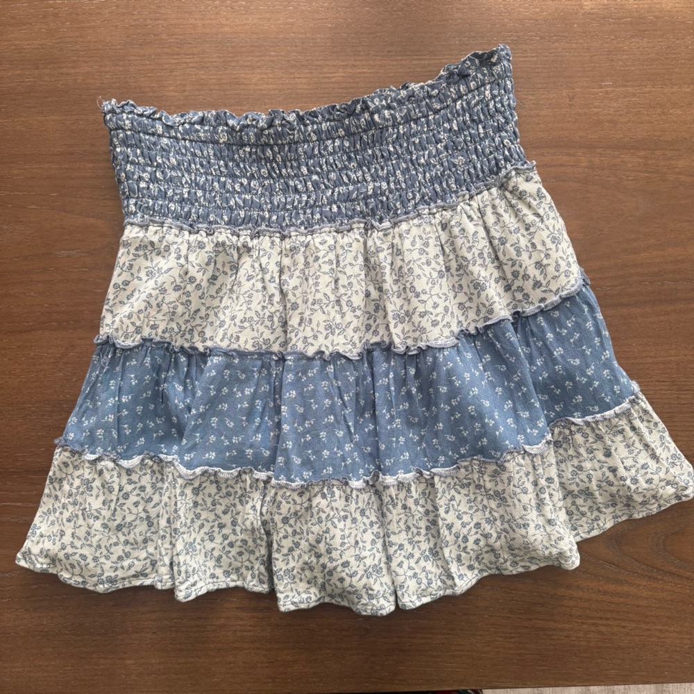 American Eagle Floral Blue and White Women's Skirt